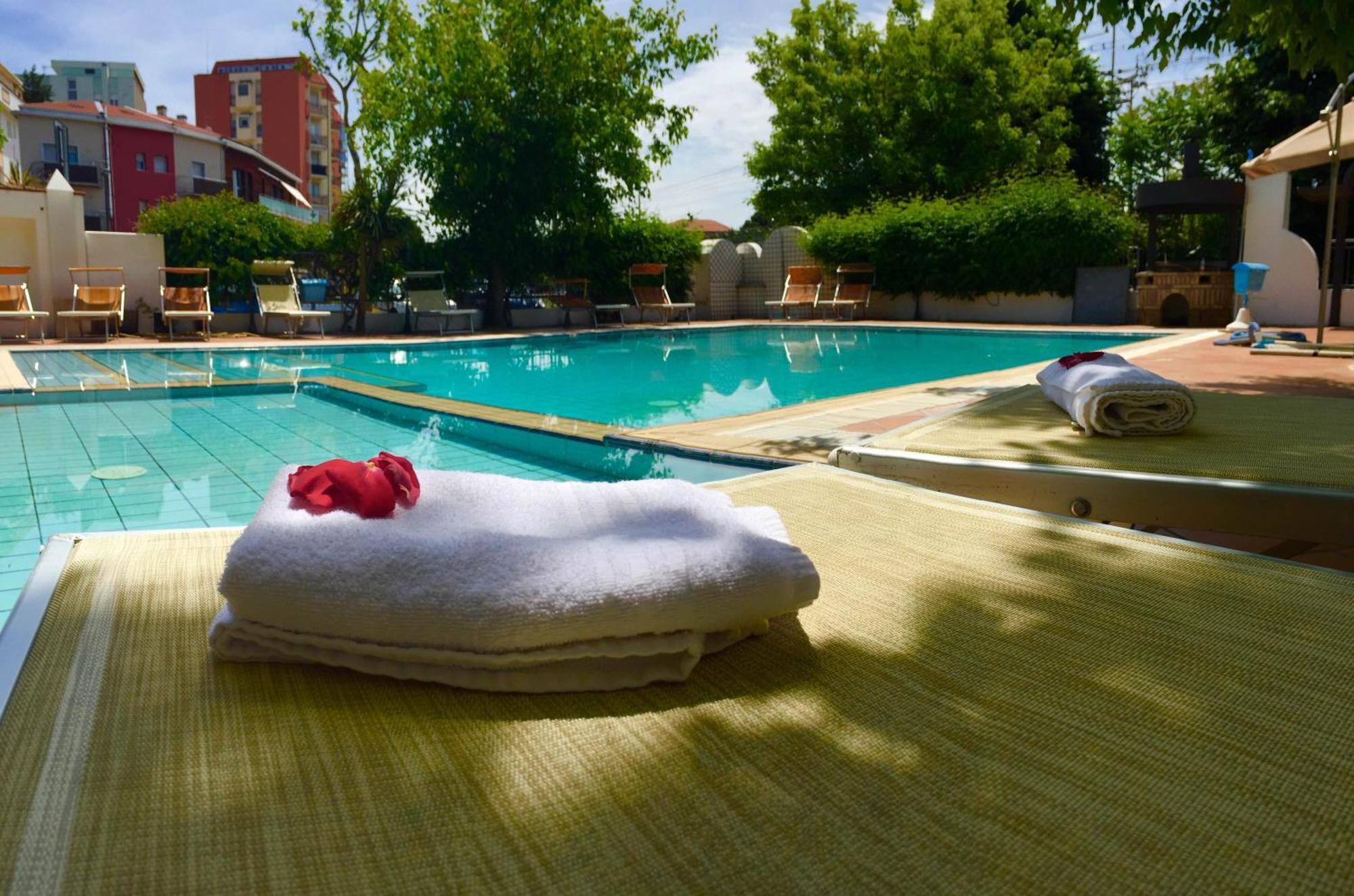 Hotel Mehari Riccione Buitenkant foto