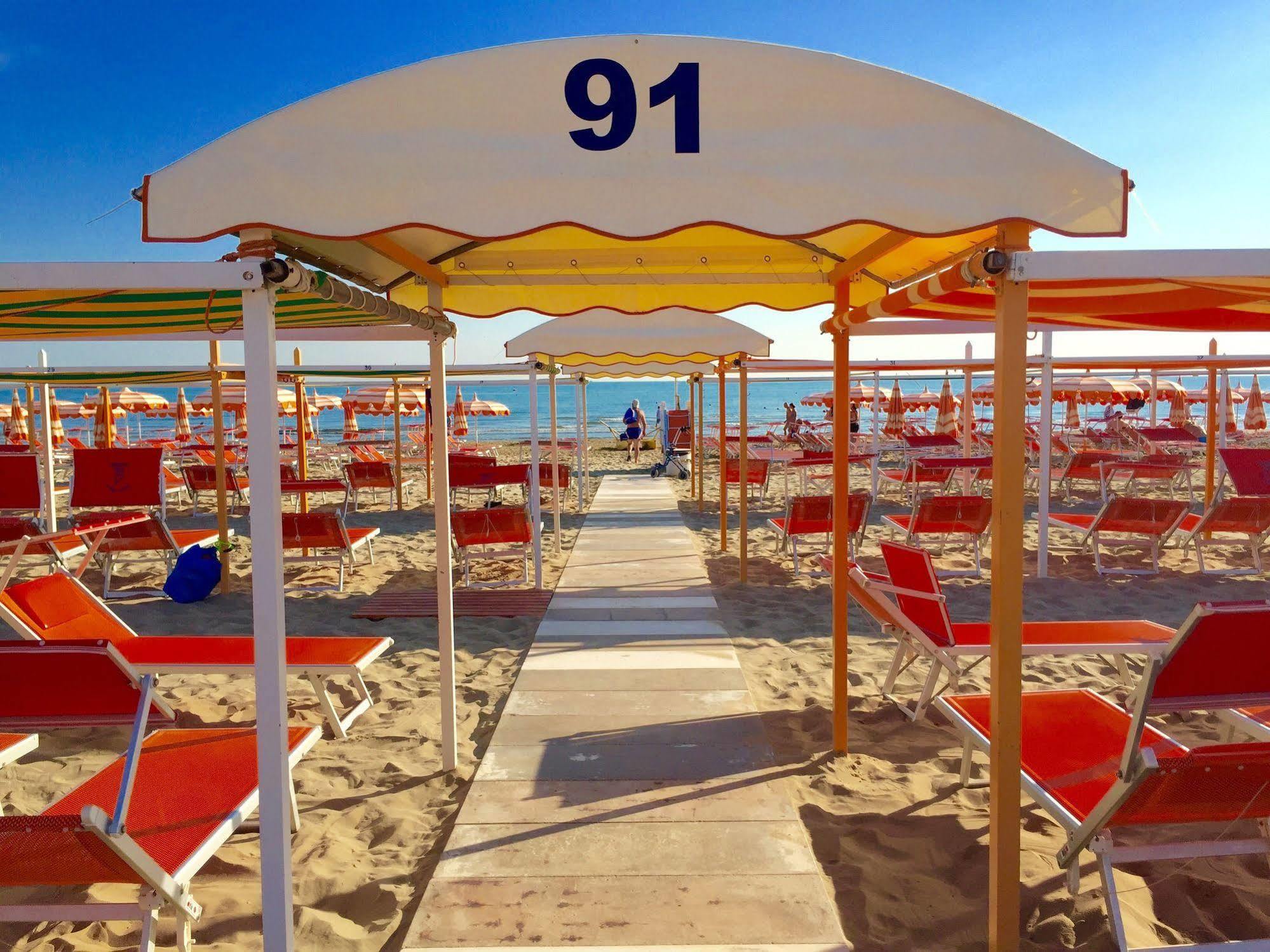Hotel Mehari Riccione Buitenkant foto