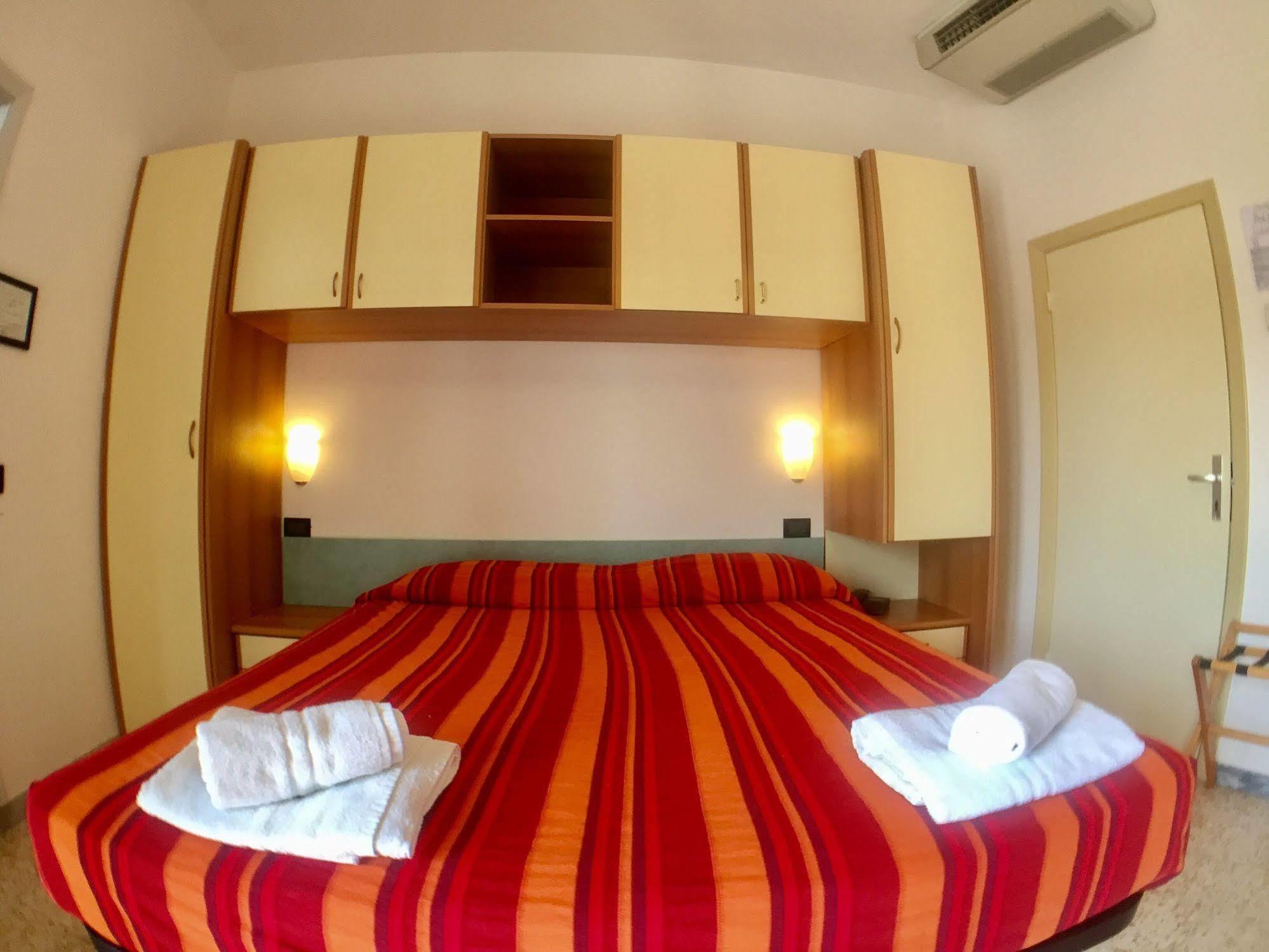 Hotel Mehari Riccione Buitenkant foto