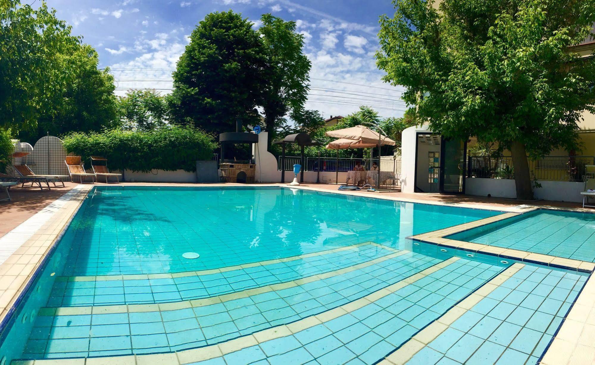 Hotel Mehari Riccione Buitenkant foto